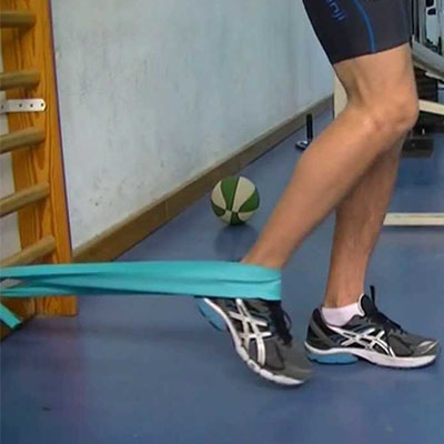 ejercicio con banda elastica para fortalecer la rodilla